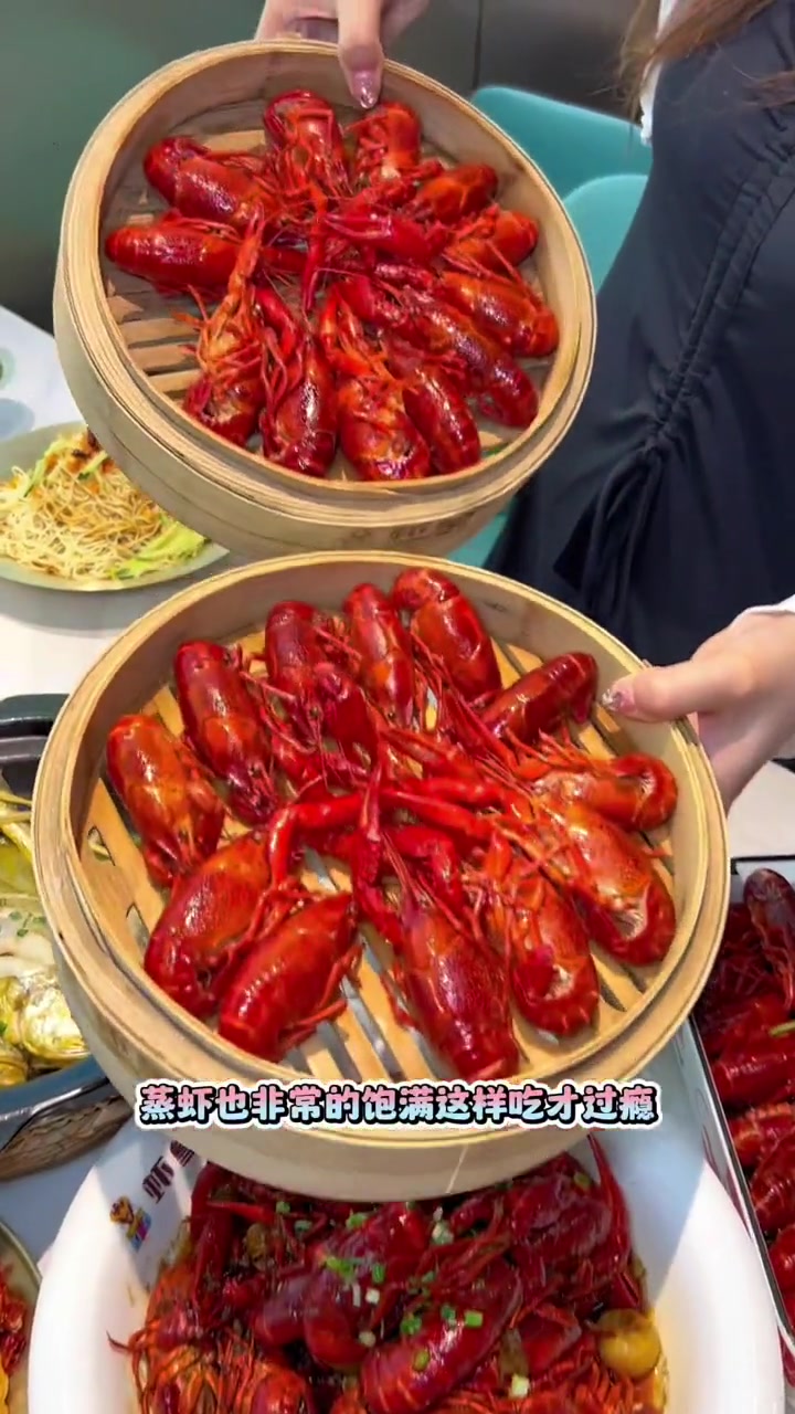 虾皇武汉旗舰店全面升级轻奢海滨度假风,除了油焖大虾、蒜蓉大虾,还新增海鲜系列,龙虾海鲜欢聚