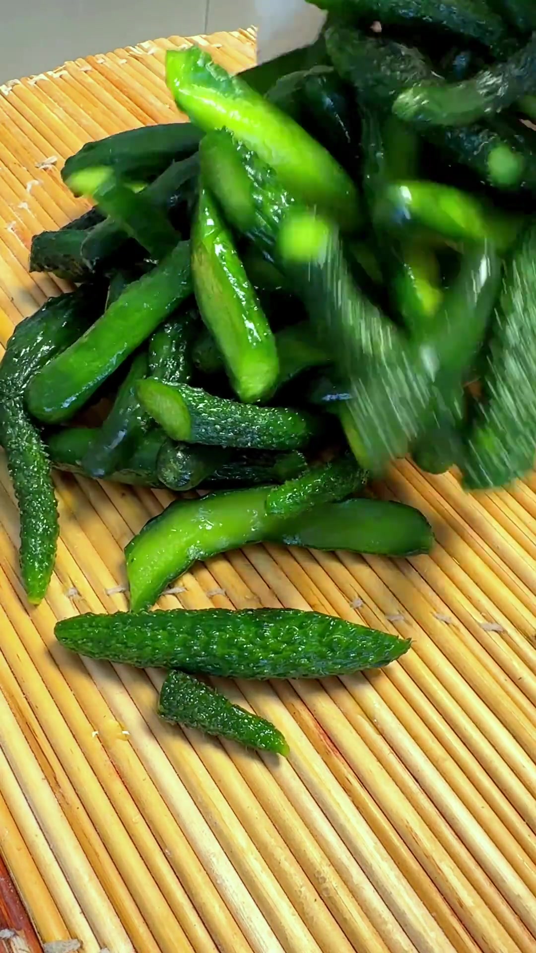 山东酱菜:第77集《腌黄瓜咸菜》路边不起眼小黄瓜扭子,买来用它咸菜吃,给肉都不换,清脆爽口