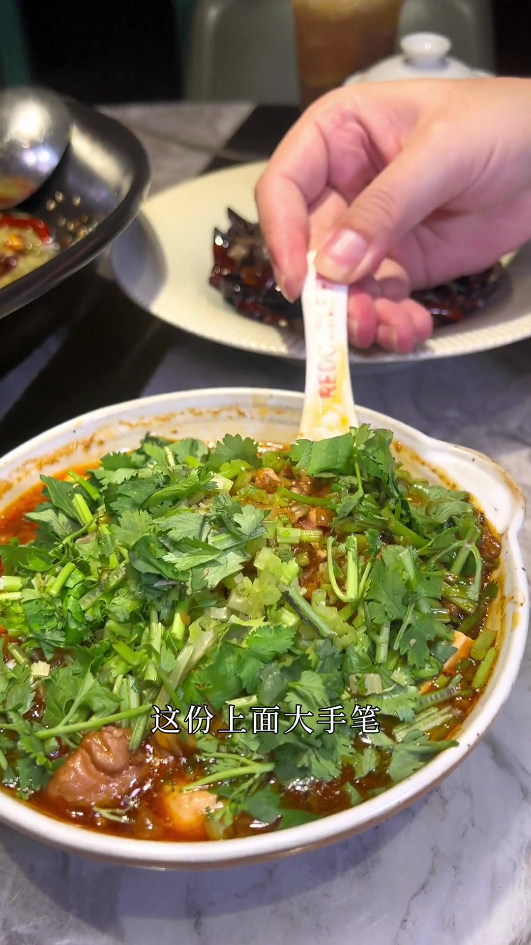 今天带你们去汕头吃一家改良版的潮汕酸菜鱼,麻辣鲜香比较适合潮汕人,红油脑花和小炒黄牛肉都是