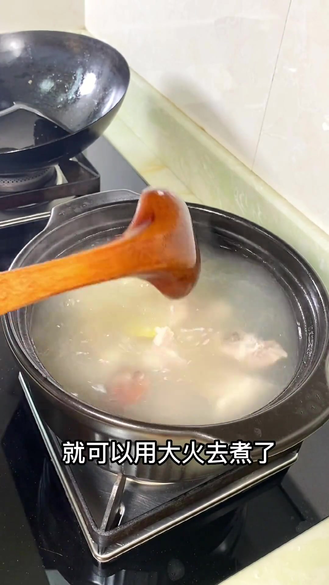 海味排骨粥,绵软的粥底还有海鲜的鲜香,一不小心就炫了2碗海鲜粥