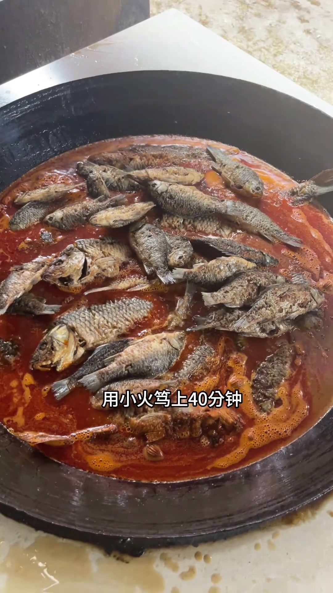 石屏宝秀镇的八面煎鱼,不去鱼鳞直接吃!云南美食家乡的味道活鱼现杀来云南一定不能错过的美食八
