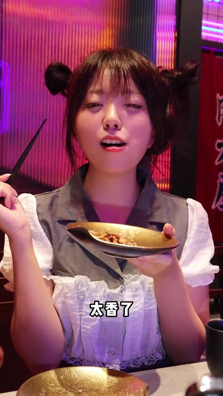 赛博朋克风的日式烧肉店也太有感觉了!~鳗鱼超好吃～美食官