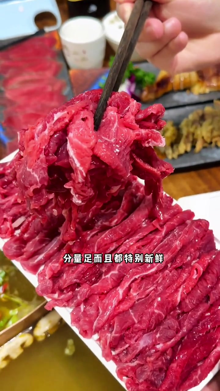 这是我吃过花样最多的酸菜牛肉火锅店!锅底可以调节酸度、牛肉用白茶茉莉腌制、甚至牛肉还买一送