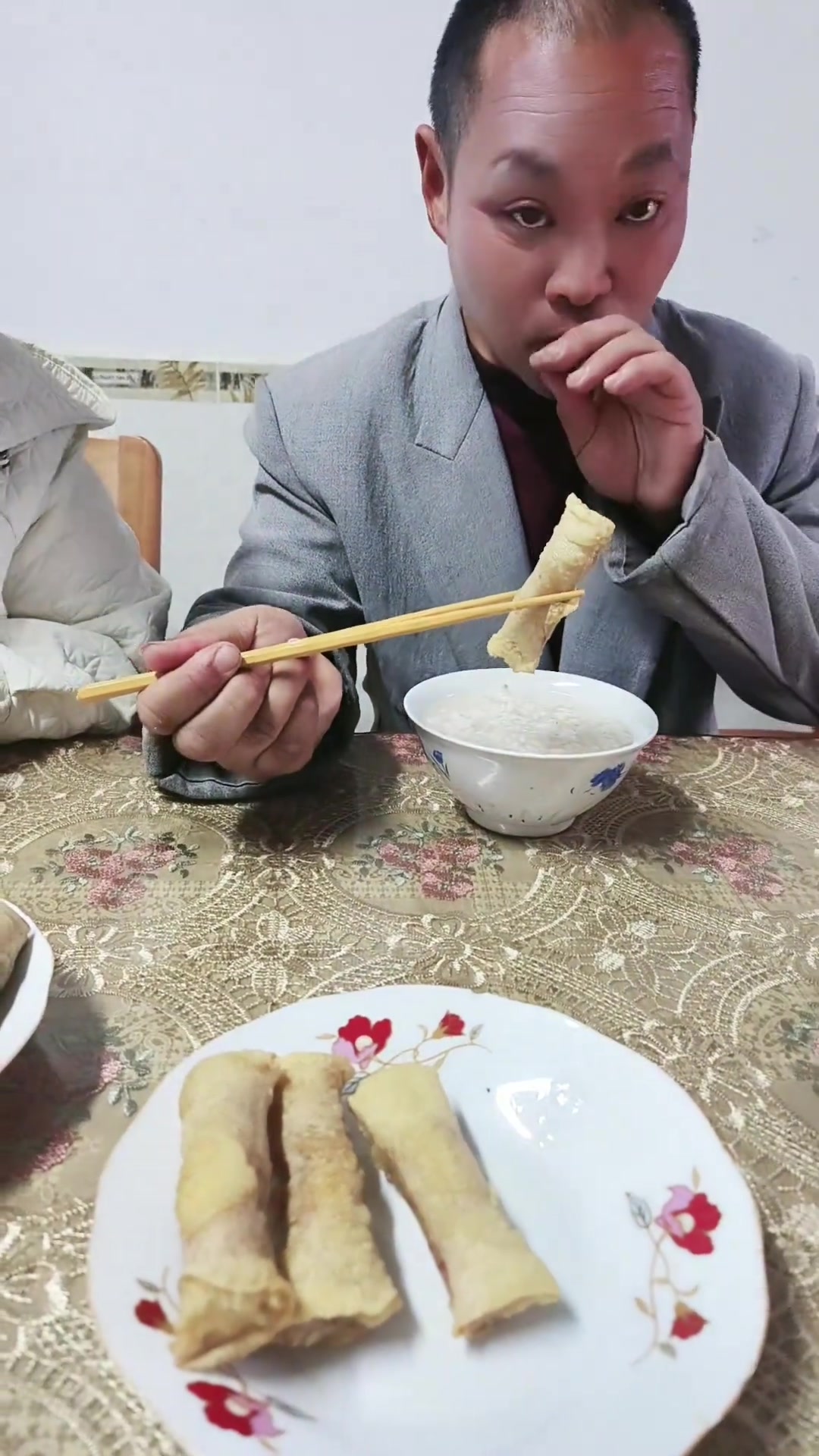 今天晚上长霞用油炸的百叶包也很好吃老上海百叶包猪肉荠菜馅的、鲜香味美多汁、可蒸着吃、可红烧