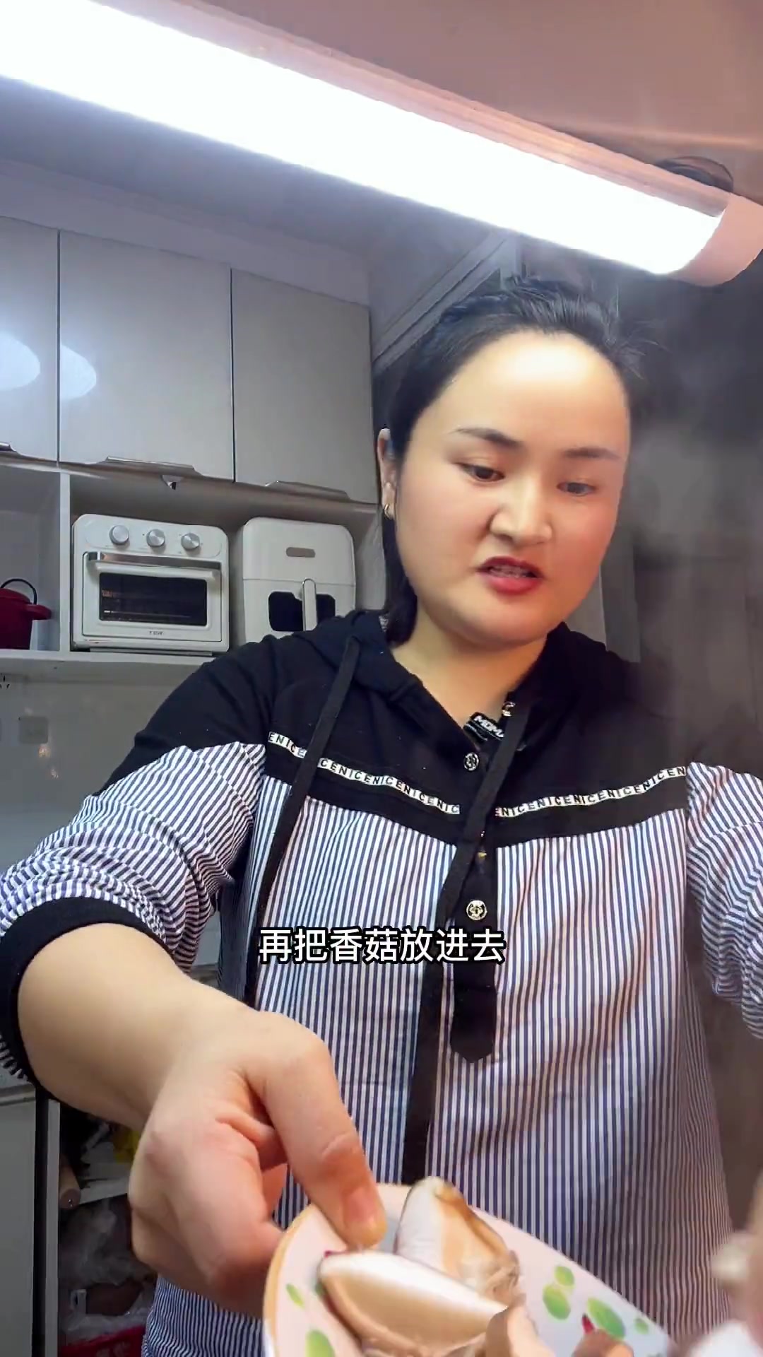今天做了安吉馋了好久的黄焖鸡米饭,小家伙吃的可开心了。记录真实生活在平凡日子里热爱生活生活