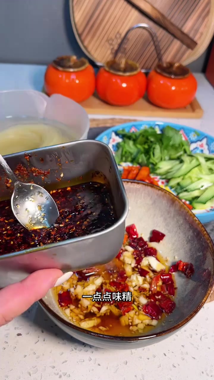 嘎嘎爽口的凉拌冷面!料汁浓郁太好吃了!