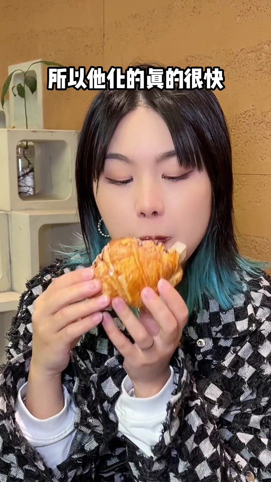 可颂里面夹着两颗冰淇凌球～这波罗莎太会了罗莎蛋糕罗莎蛋糕抱抱冰心动官美食罗莎入夏新吃法