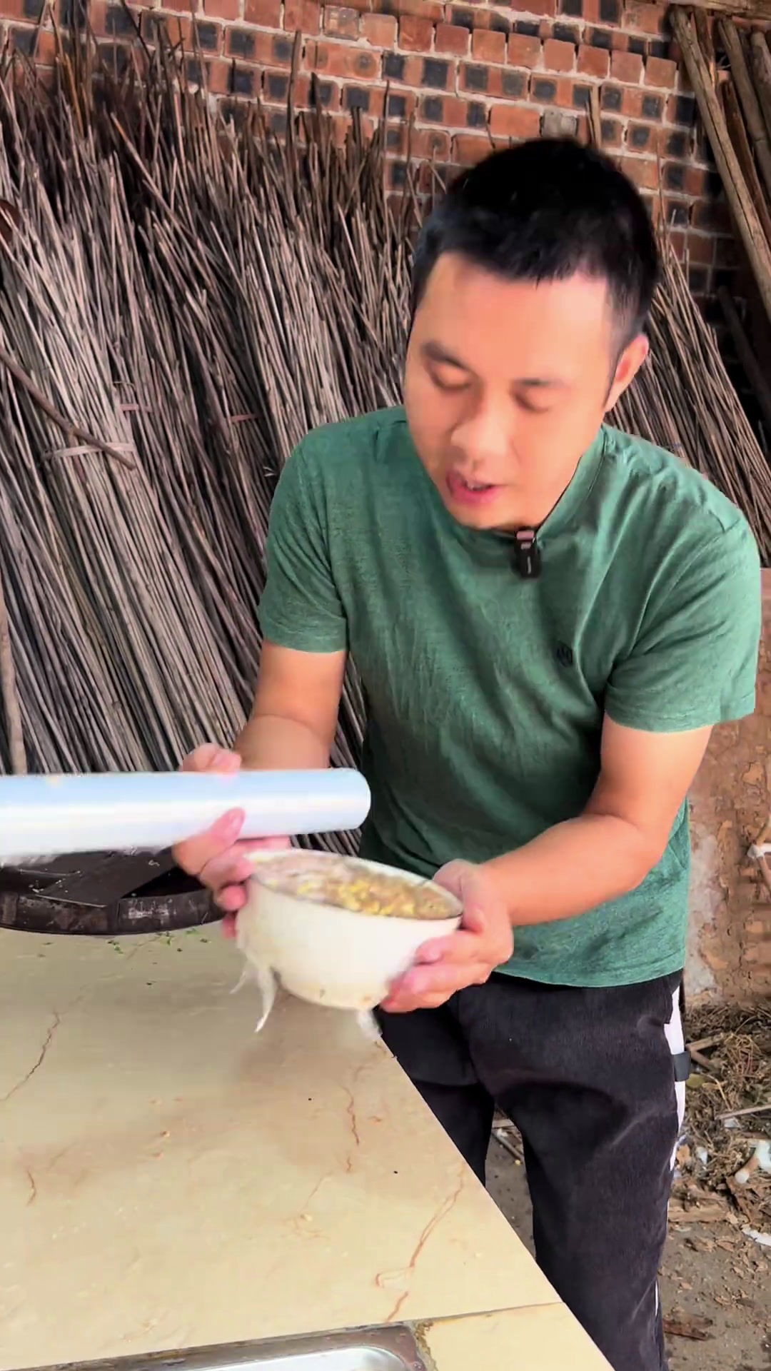 玉米香菇碎肉饺,男人会包饺子不过分吧!一口气吃了十几个。老婆都夸好吃我的乡村生活农村美食记