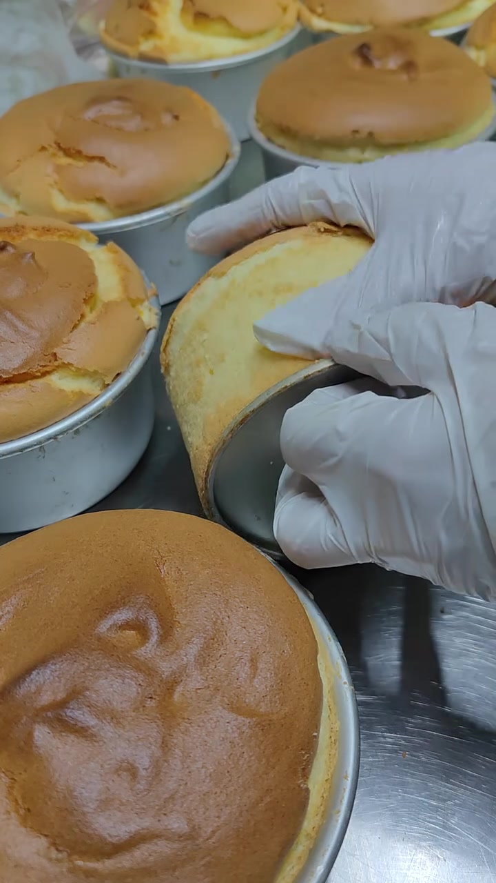 生日蛋糕坯子 鸡蛋45个,蛋清部分:细砂糖850克,塔塔粉25克,盐8克。蛋黄部分:水40