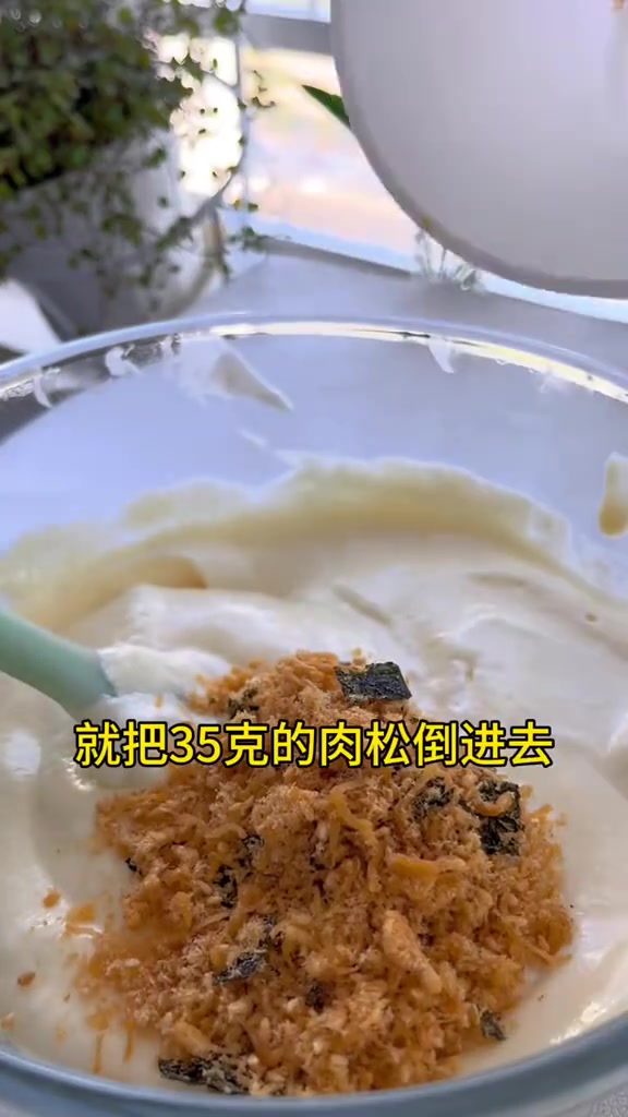 十分钟的操作,剩下的交给烤箱,上次的肉松面包瑶师傅没吃够,简单的肉松纸杯蛋糕立刻可以安排上