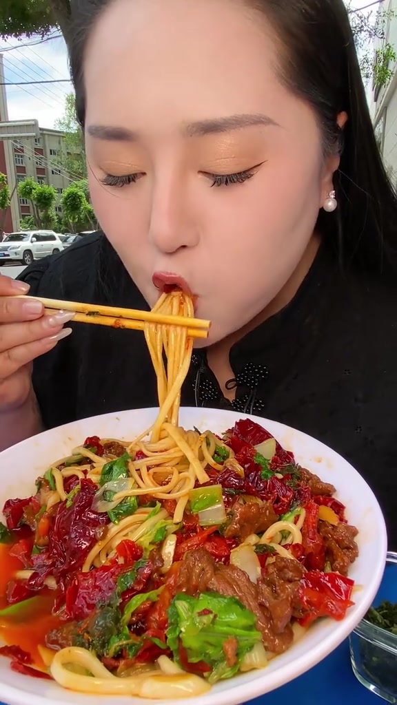 新疆拌面太难被超越了,如果你觉得能,那就是你一定没吃过好吃的新疆拌面。新疆拌面新疆美食是新