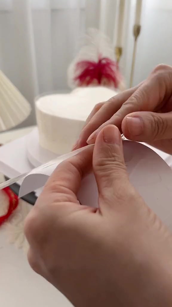 情人节小熊盒子蛋糕教程,你知道为什么要用锯齿刮板吗?情人节蛋糕这个蛋糕是懂浪漫的简约蛋糕氛