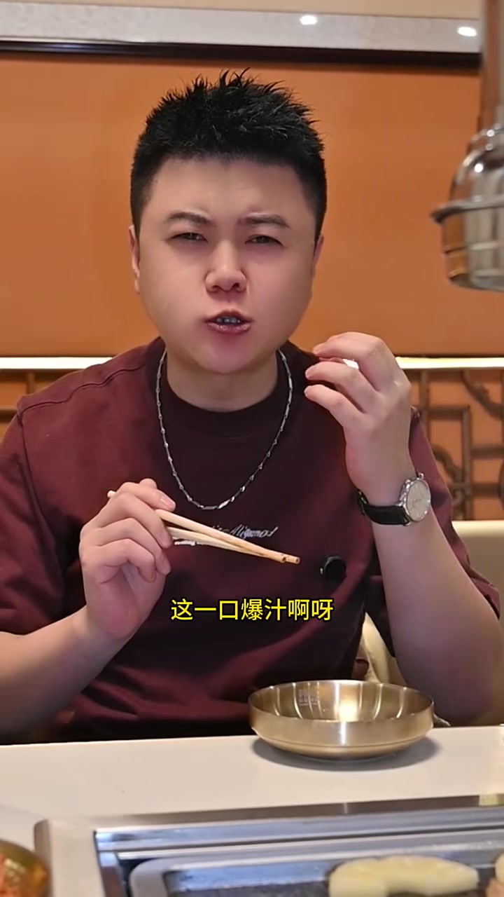 石板烤出来的肉就是香 烤肉大餐 吃就完了 美食烤肉
