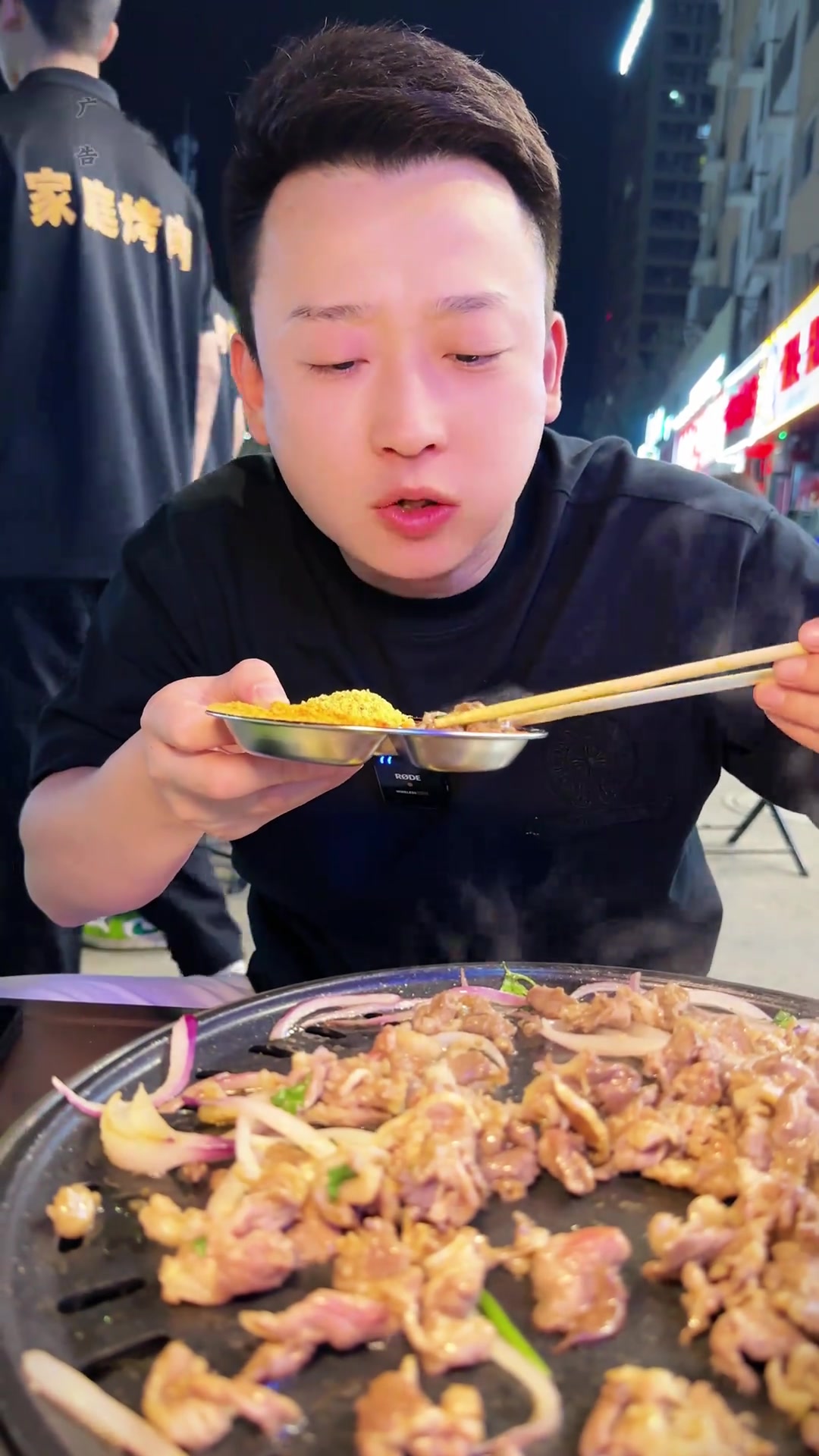 招牌是牛肉,现切现拌,正宗东北烤肉,味道嘎嘎正北方狼家庭烤肉好吃不贵一吃一个不吱声这样吃烤