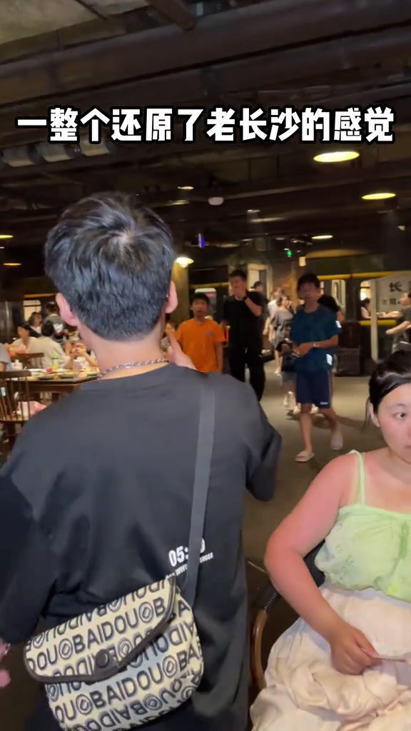 来长沙就算不喝茶颜也要吃的老长沙龙虾馆,来长沙旅游的一定要来这里试试长沙的龙虾到底有多大多