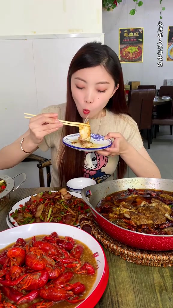 今天这菜整挺硬水煮鱼小龙虾川菜