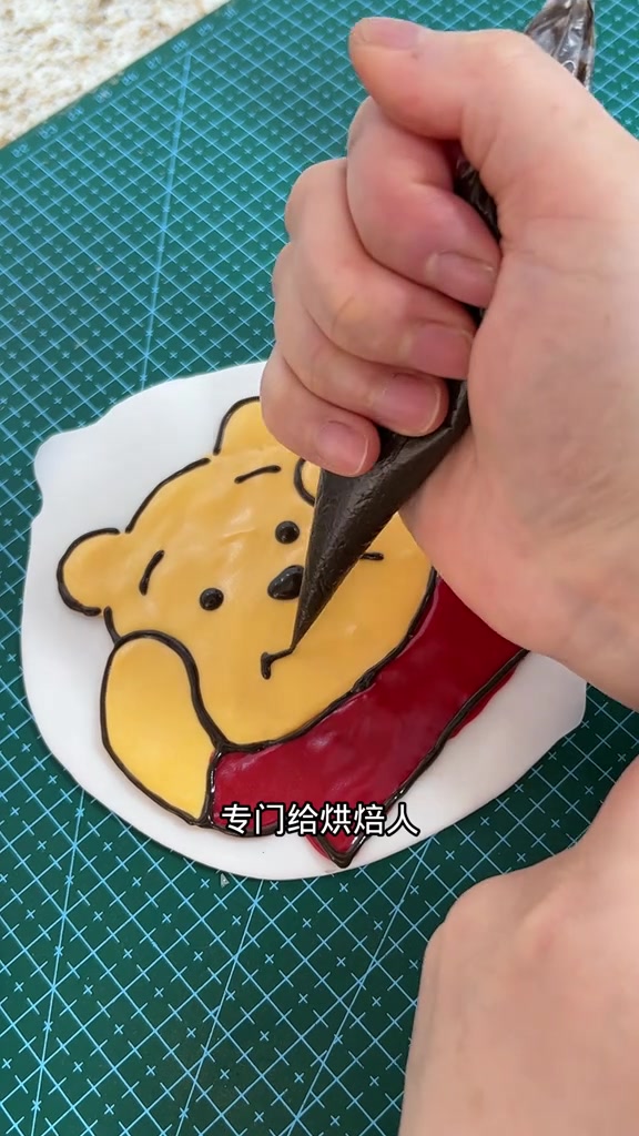 拉线膏温度掌握好,很好用。手绘蛋糕拉线膏