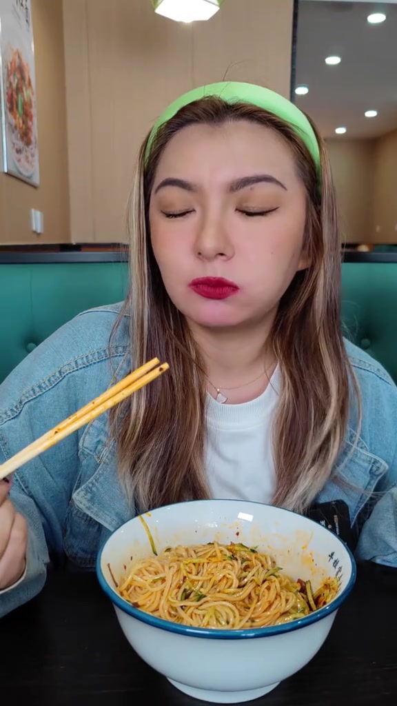 阿勒泰望湖新开了一家牛拉宫牛肉面,兰州牛肉面与新疆烧烤两者搭配,好吃舒服,牛骨牛肉炖汤,面