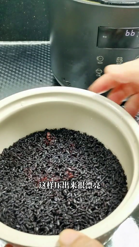 美食黑米饭团美食