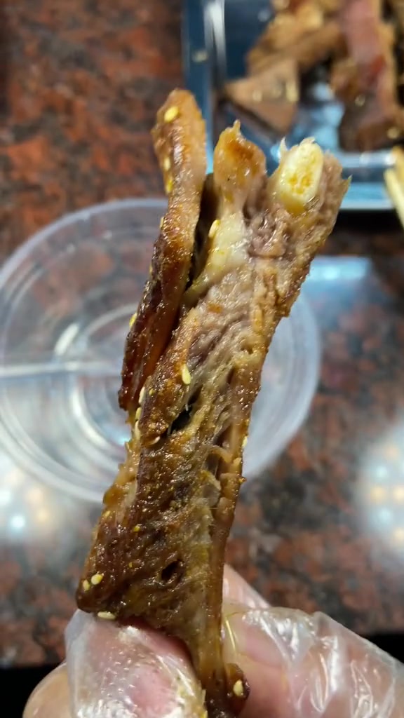 美食分享潮汕美食跟朋友一起约顿烧烤,烤羊排、烤鸟、烤鹅脚翅都不错,小吃真实鹤A溜