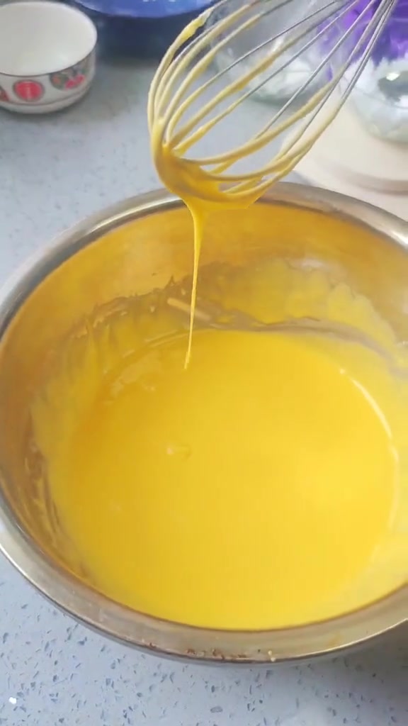 纸杯戚风蛋糕的详细做法健康美食吃出健康纸杯蛋糕美食达人助手不凹底,不塌陷,不夹生,像云朵一