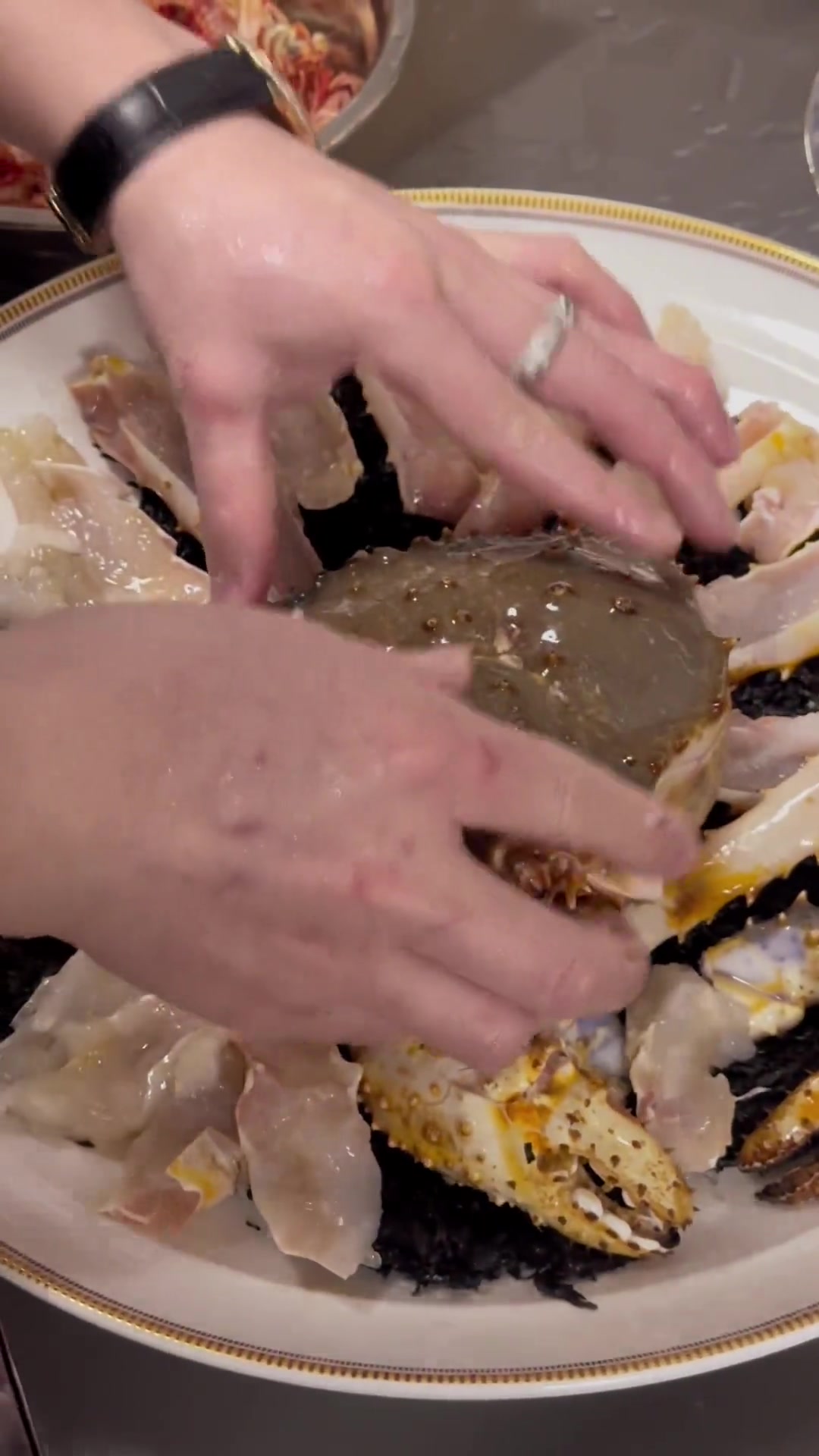 朋友大驾光临,整些野海鲜做五菜一汤来招待!椒盐虾姑、白灼樱花虾、午鱼蒸豆鼓、帝皇蟹清蒸、魔