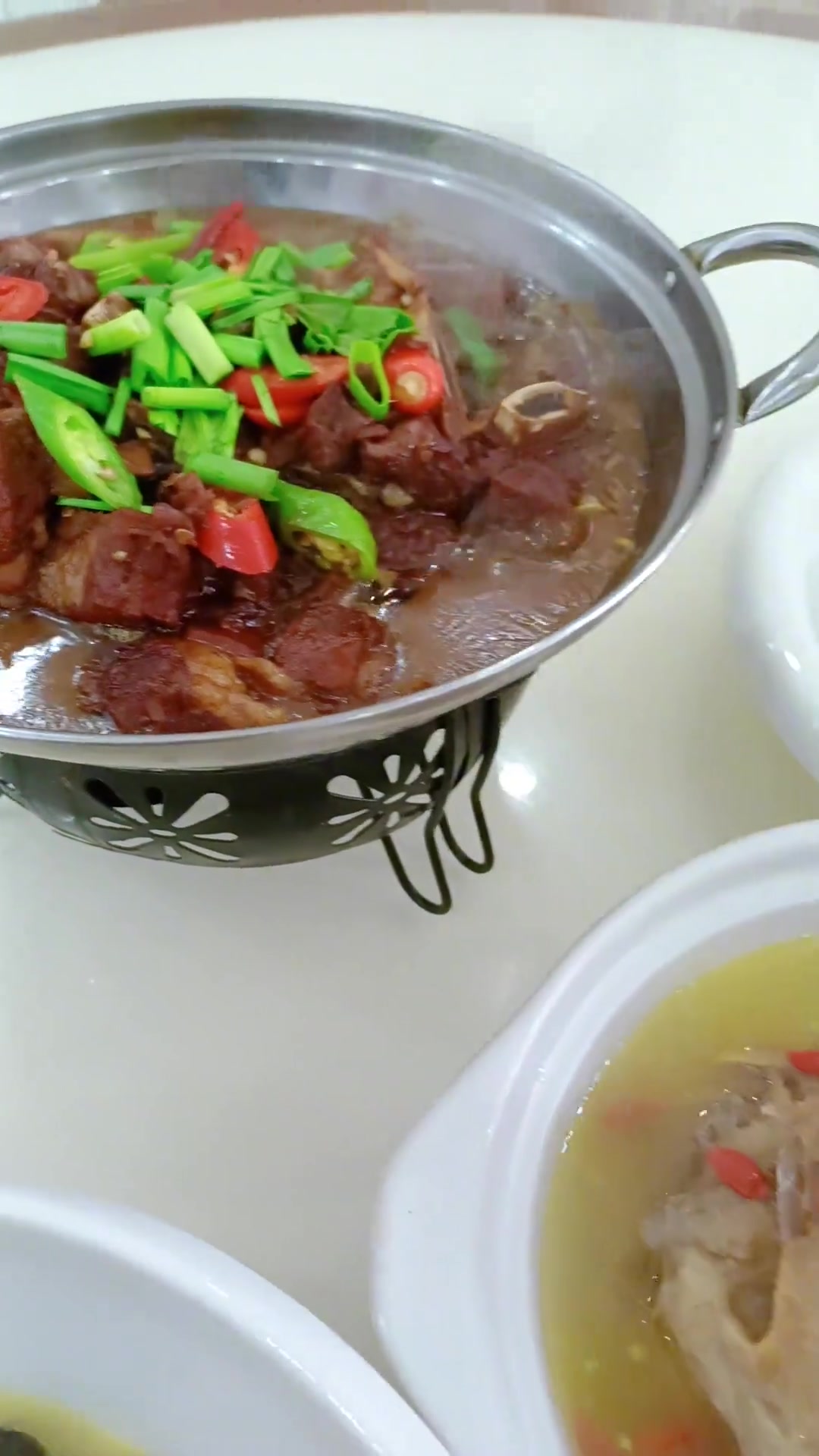 家常菜红烧牛排,炒西蓝花,白玉菇烩猪肚,莴笋炒山药,老母鸡汤一日三餐人间烟火