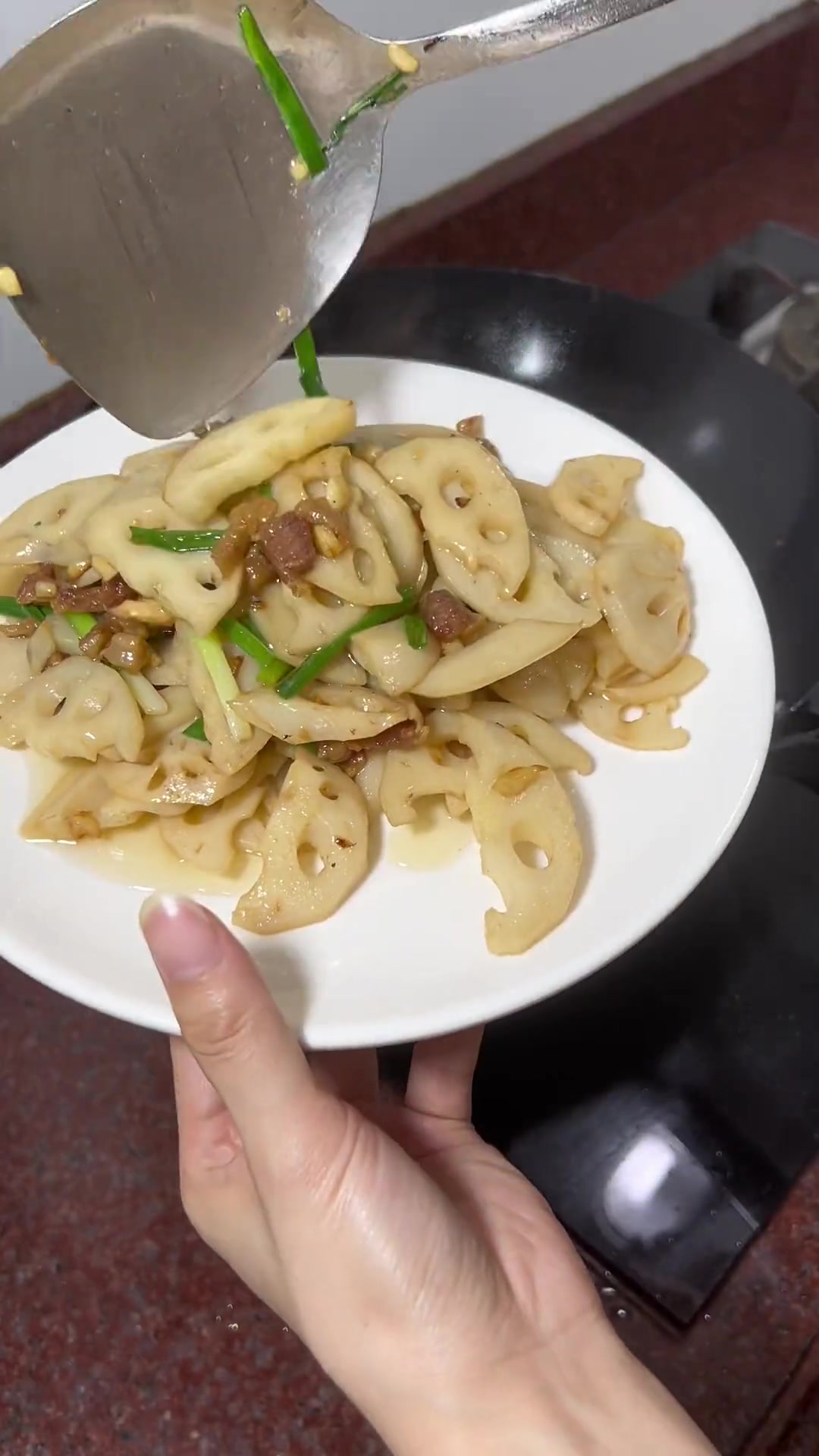 今天晚餐花9买了一条福寿鱼来红烧,真的好好吃简单又下饭