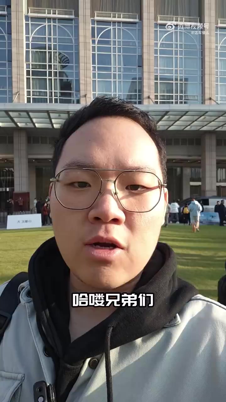 小鹏汇天“陆地航母”在上海首飞。陆行体三轴六轮,增程动力带后轮转向。车长约5.5米,C照就