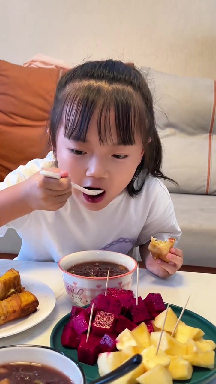 家里有小学生,早餐做了超好吃的吐司培根卷,配上一碗红薯八宝粥,又是能量满满的一天 小学生早