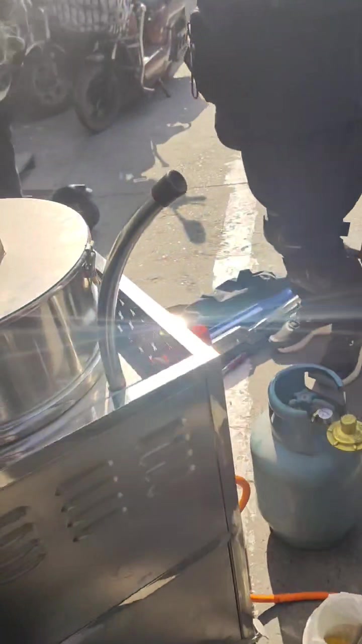 一体电动爆米花机试机视频,流动摆摊球形爆米花机器操作流程