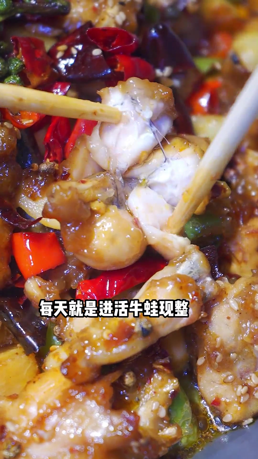 麻辣的鸭爪爪和鸭翅翅真的太下饭,手抓海鲜老大一份了!鸭爪爪嗨锅艾特你的饭搭子请你吃
