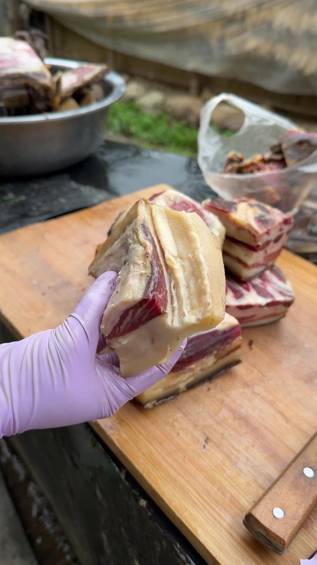 今天煮五花腊肉吃咯