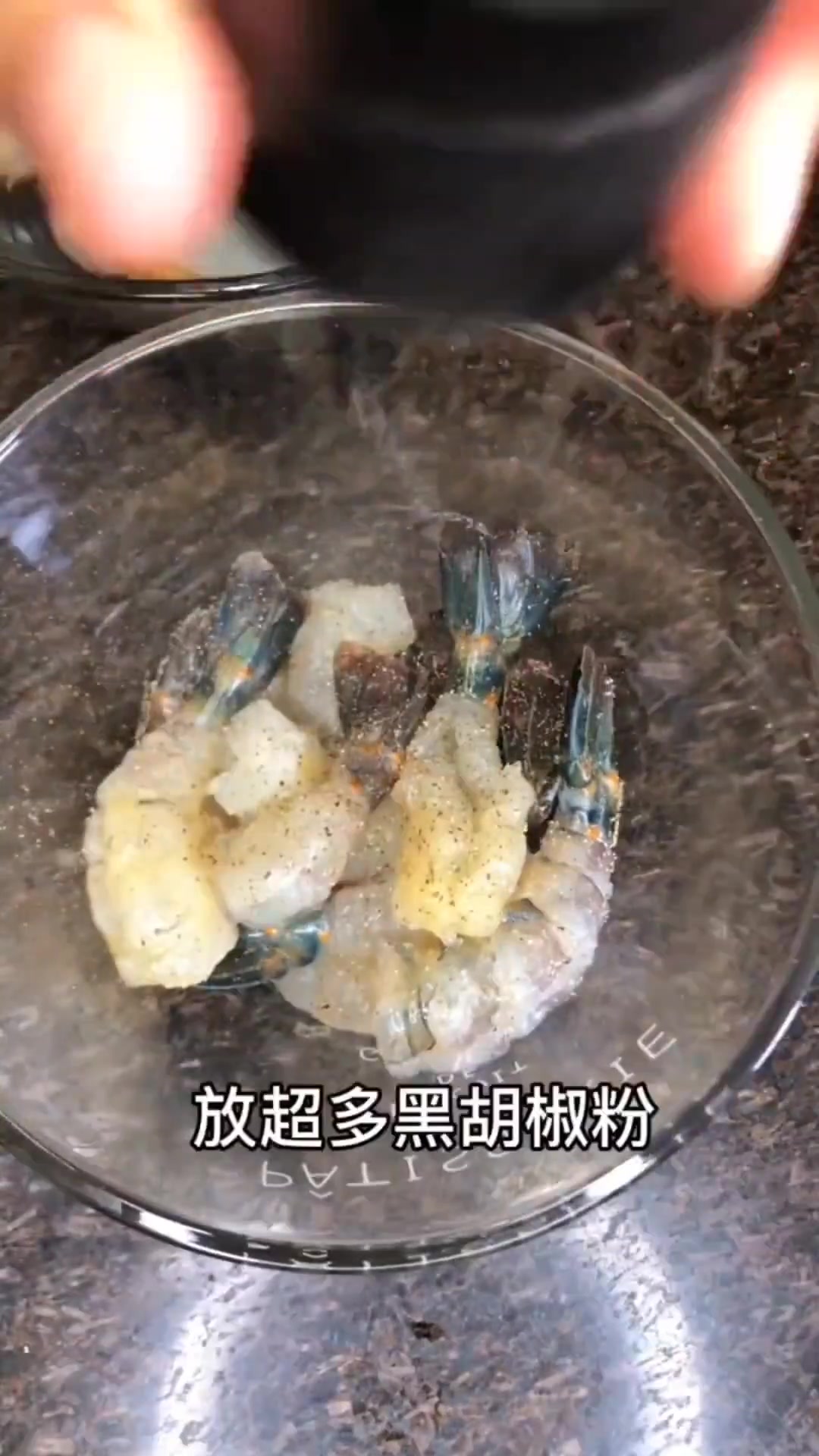 因为宝妈妈喜欢吃虾,凭咱俩的关系给她做份蒜蓉黄油虾不过份吧,虾仁裹着浓浓的黄油蒜香,味道绝