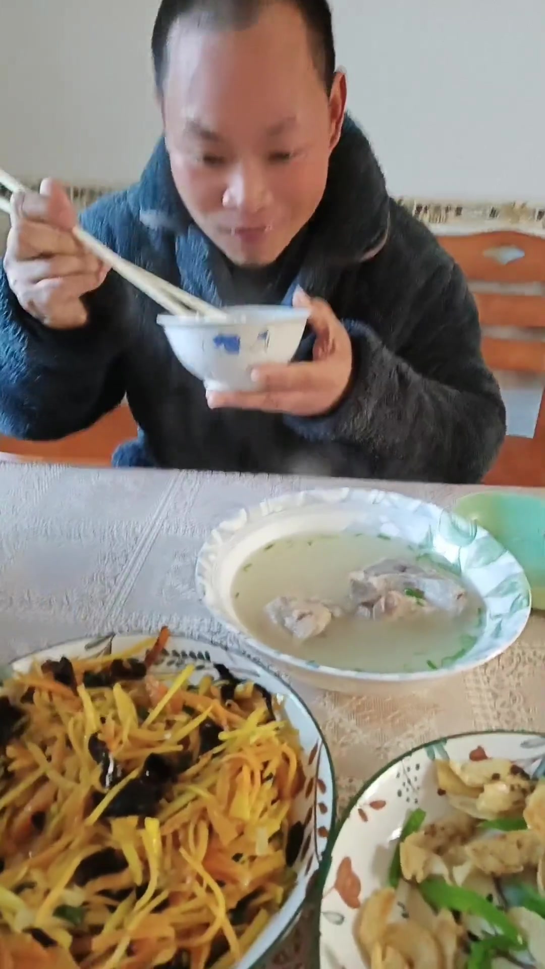 早上跟他说的话记着呢,饭没好就来了不错,今天烧的排骨汤,木耳炒胡罗卜丝又炒了一盘大豆素肉,