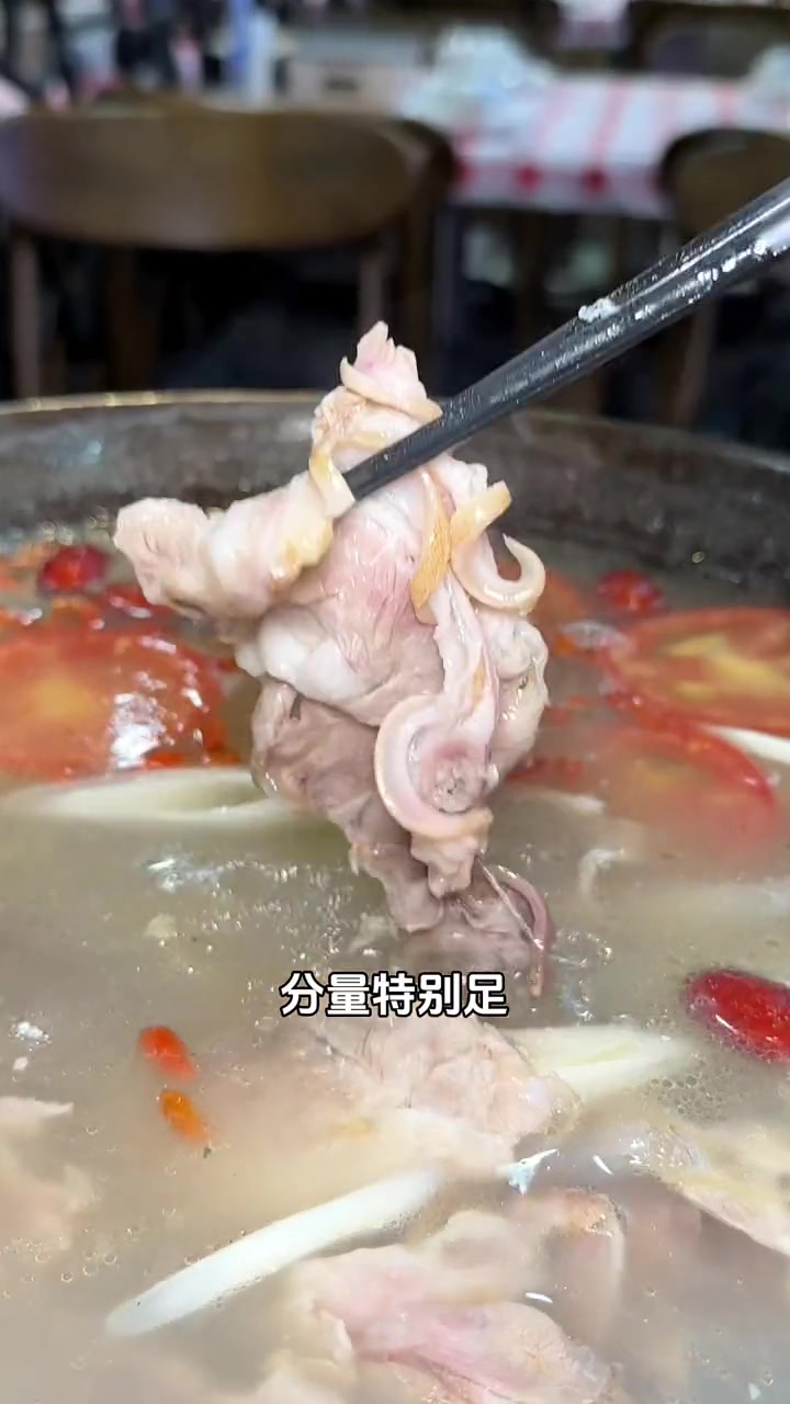 天气冷了就要把羊肉安排起来,吃肉喝汤羊肉羊肉汤火锅天儿冷吃点啥连喝8碗的烫皮羊肉开市啦