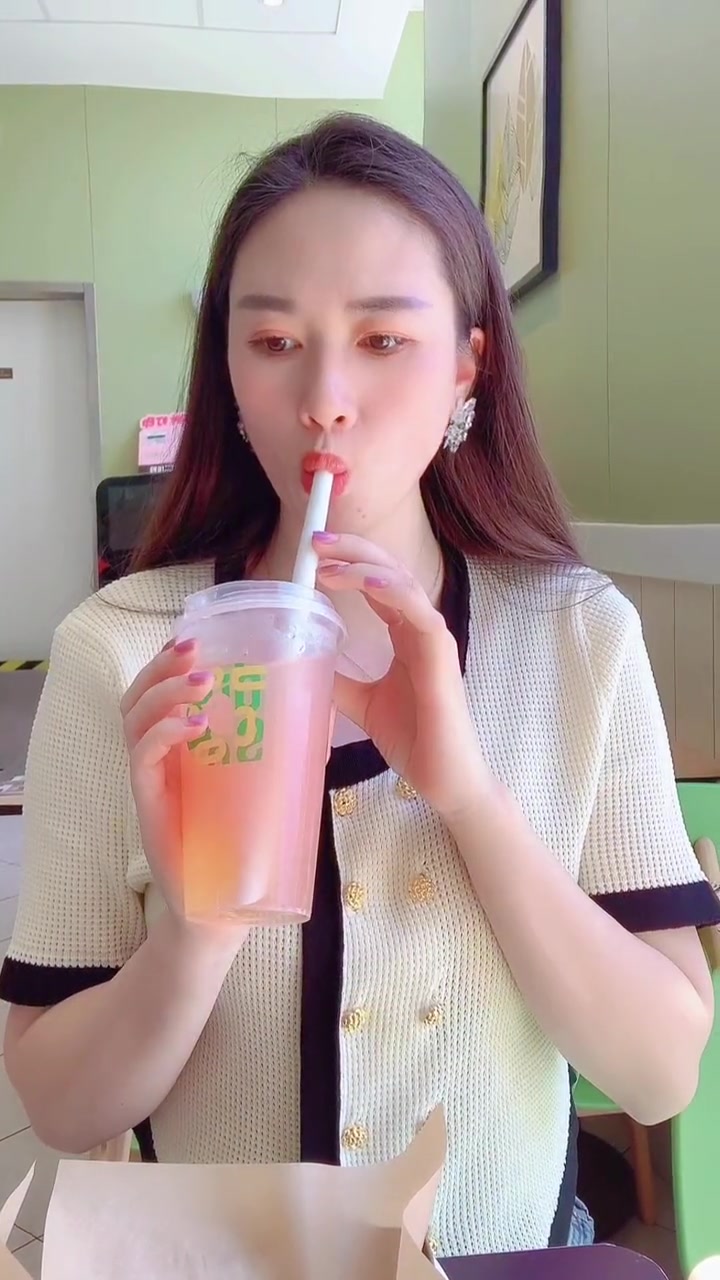快来德克士跟我一起吃峨眉山藤椒脆皮手枪腿,麻麻的很过瘾点赞之椒藤椒脆皮手枪腿藤椒脆皮手枪腿