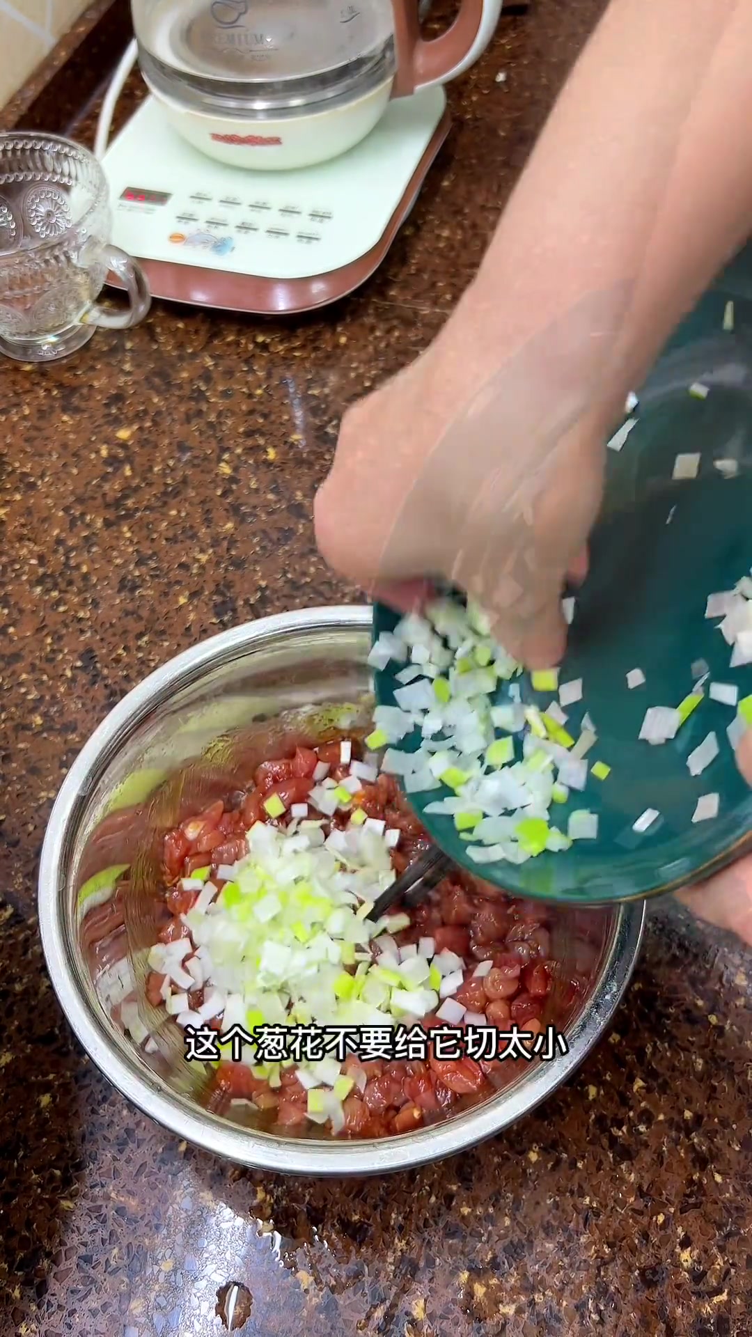 我们唐山特产有:板栗,麻糖,酥糖和棋子烧饼等。棋子烧饼是因它的形状像象棋子,所以被称为“棋