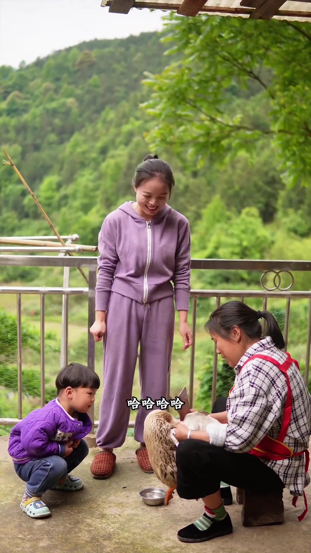 终于把养了一年多的老鸭抓住了,婷妈炖了老鸭汤招待客人,宝宝吃鸭腿最过瘾我的乡村生活农村生活