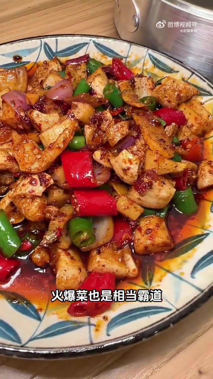 「无负担!怕辣星人也能吃的跷脚牛肉」封面美食日志潮汕的牛肉火锅是边涮边吃,乐山的牛肉火锅是