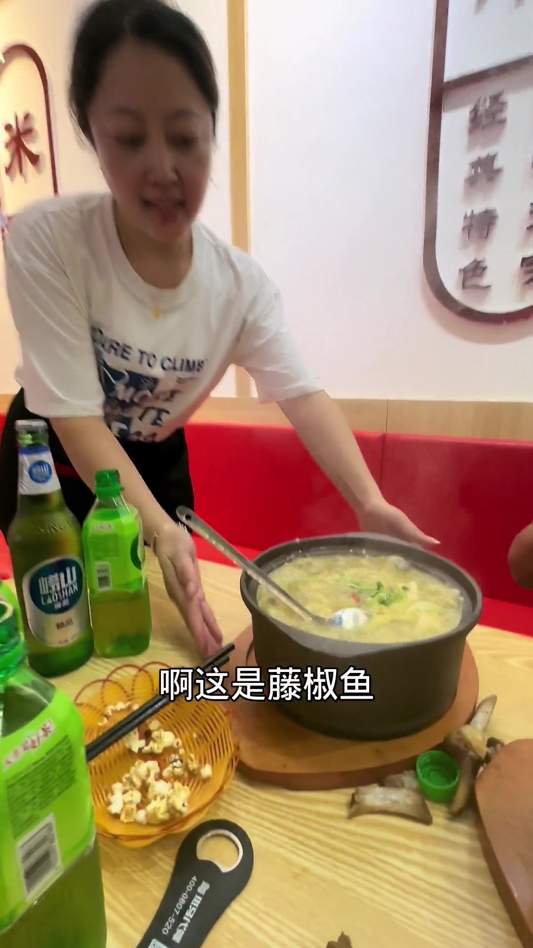 静静请一家人下馆子,7口人点4份藤椒鱼排骨,份量真大,个个都吃撑了记录真实生活