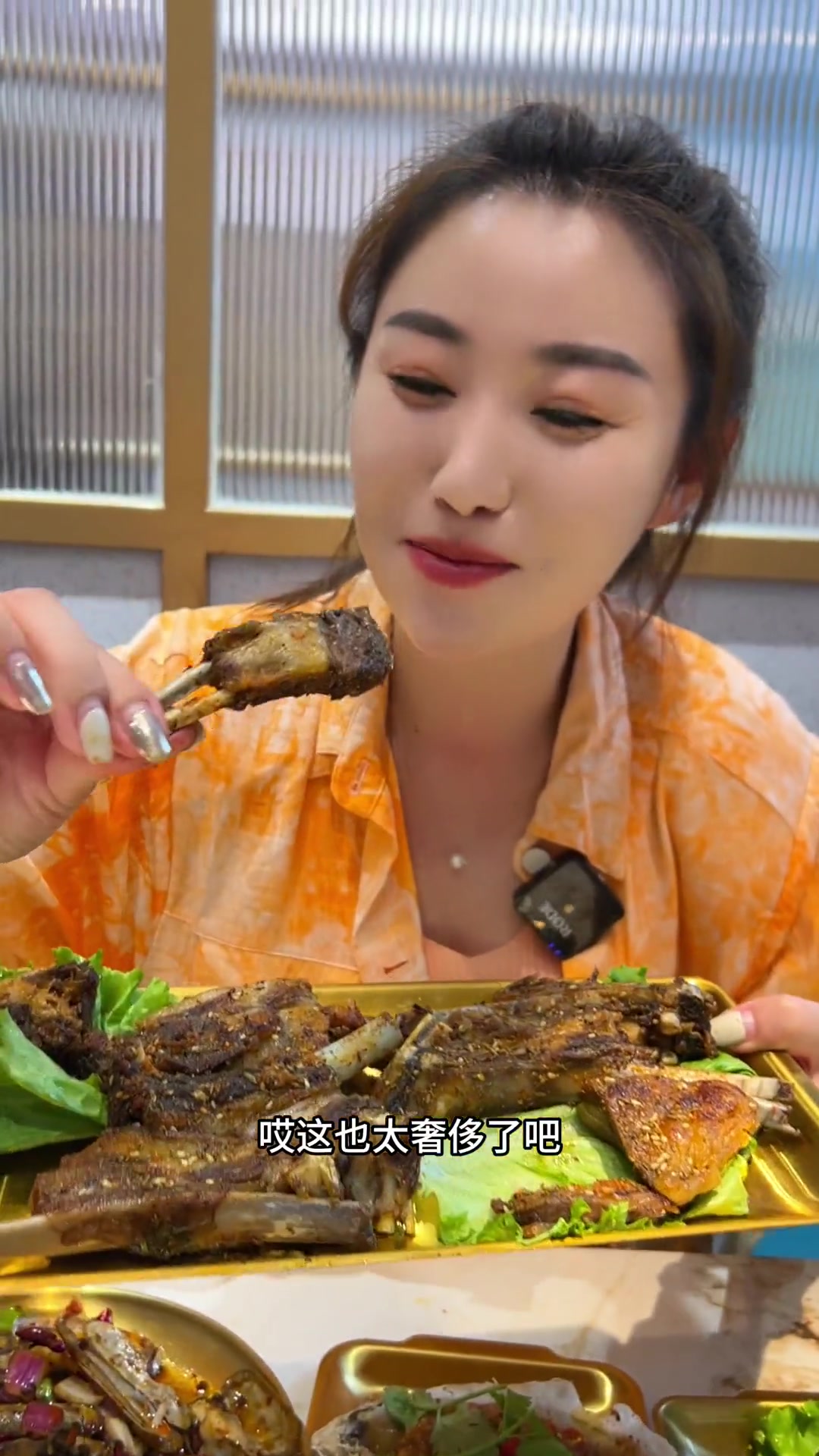 这家清真肉串,全是单间。菜品也很全