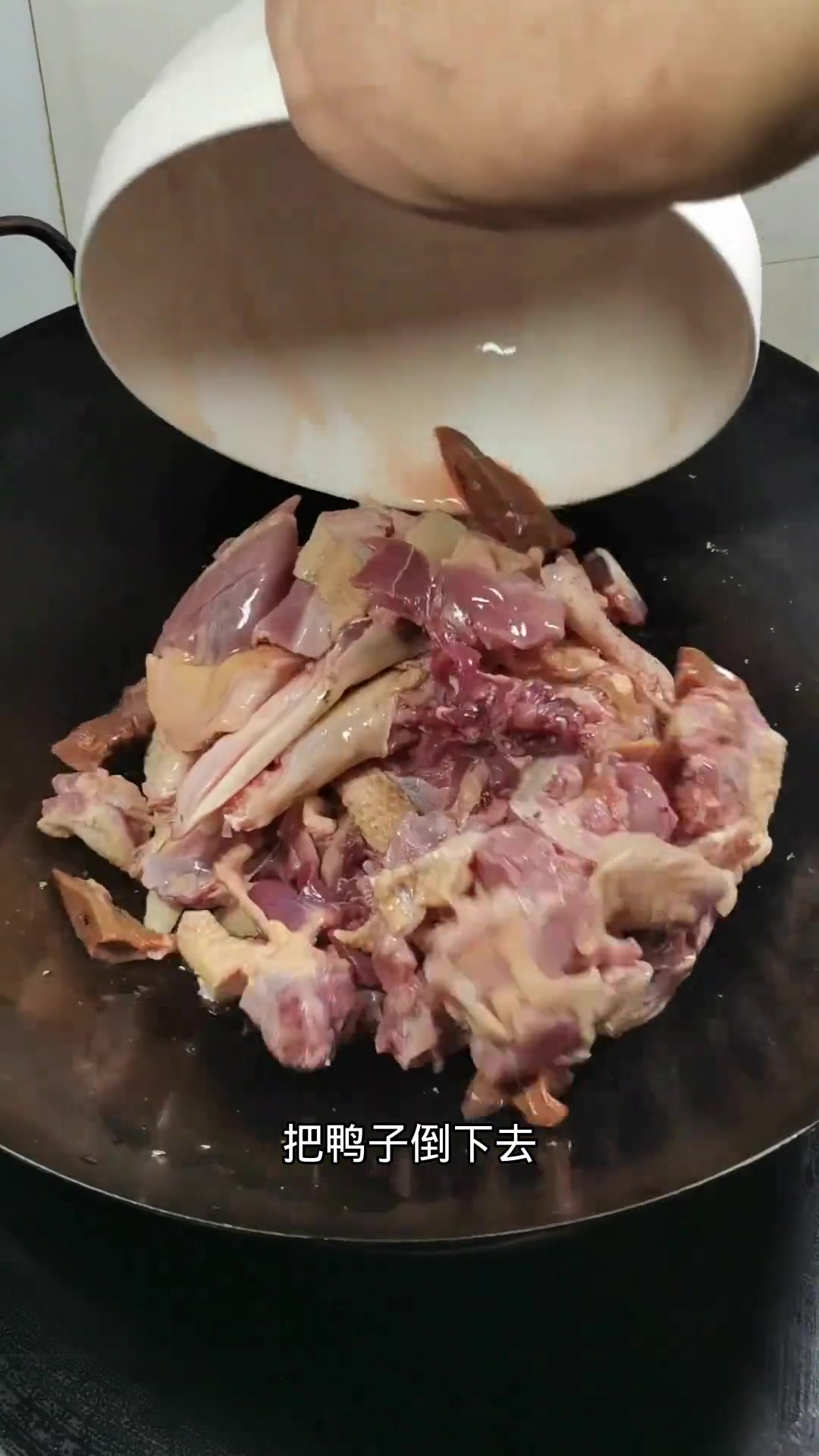 这大冬天的来一锅这样的干锅啤酒鸭,一家人围在一起边煮边吃好暖心。家常菜跟学做菜家的味道