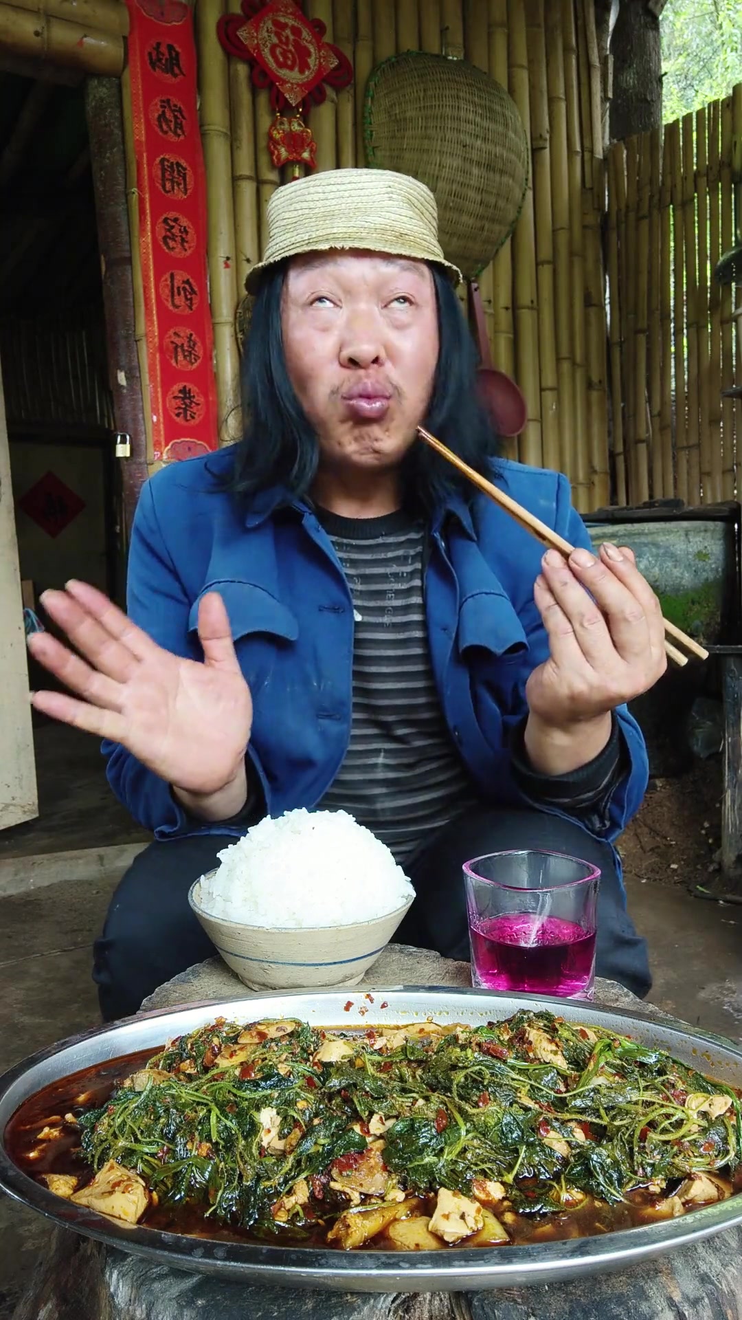 干活太累搞了一点毛毛菜,做个水煮毛毛菜,味道太鲜了,直接干了三碗饭,你们有吃过吗?农村生活