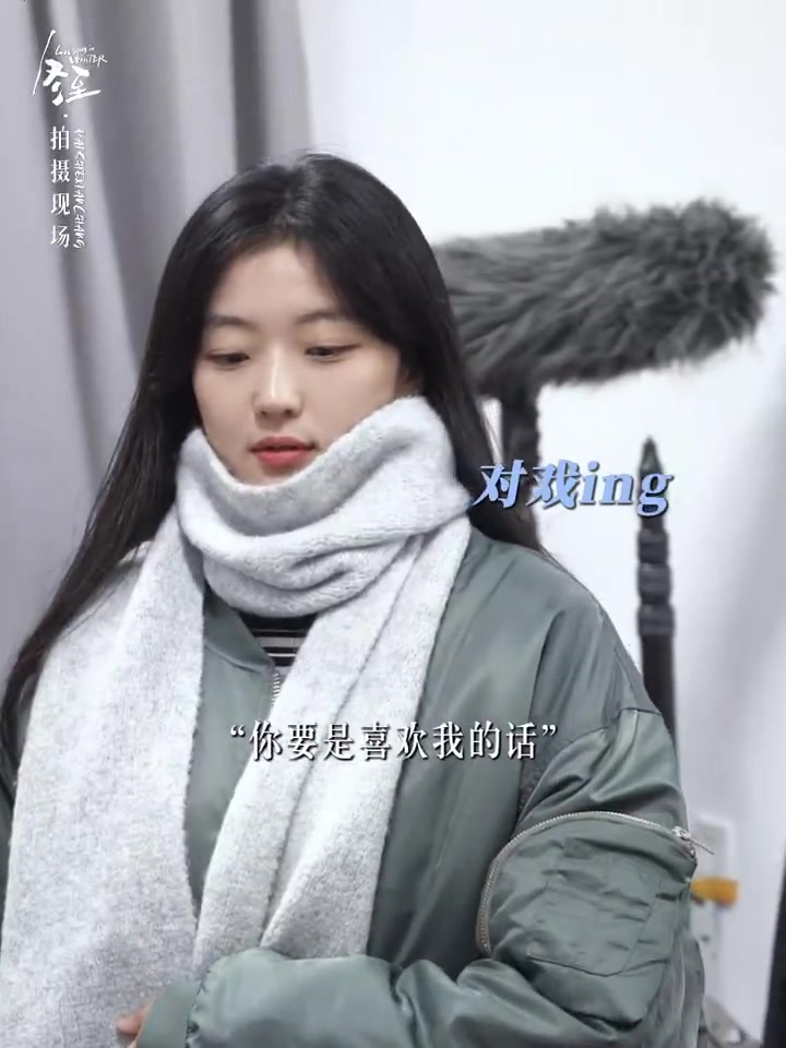 四目相对忽视周遭的一切,你是我笑容的开关。带着有爱的眼睛,看你做什么都可爱~  领衔主演: