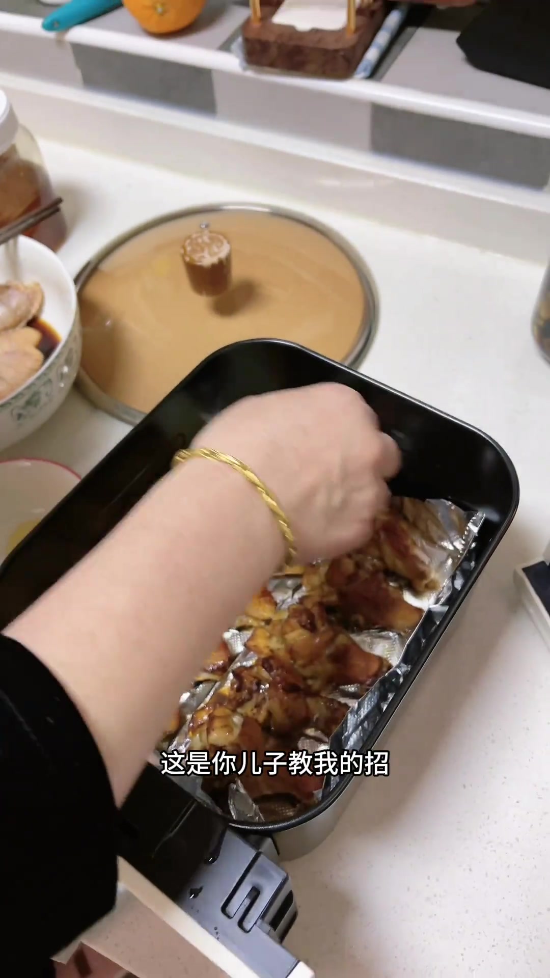 刚学的家庭版烤鸡翅,赶紧教给我妈,真香哦～记录真实生活母女日常烤鸡翅