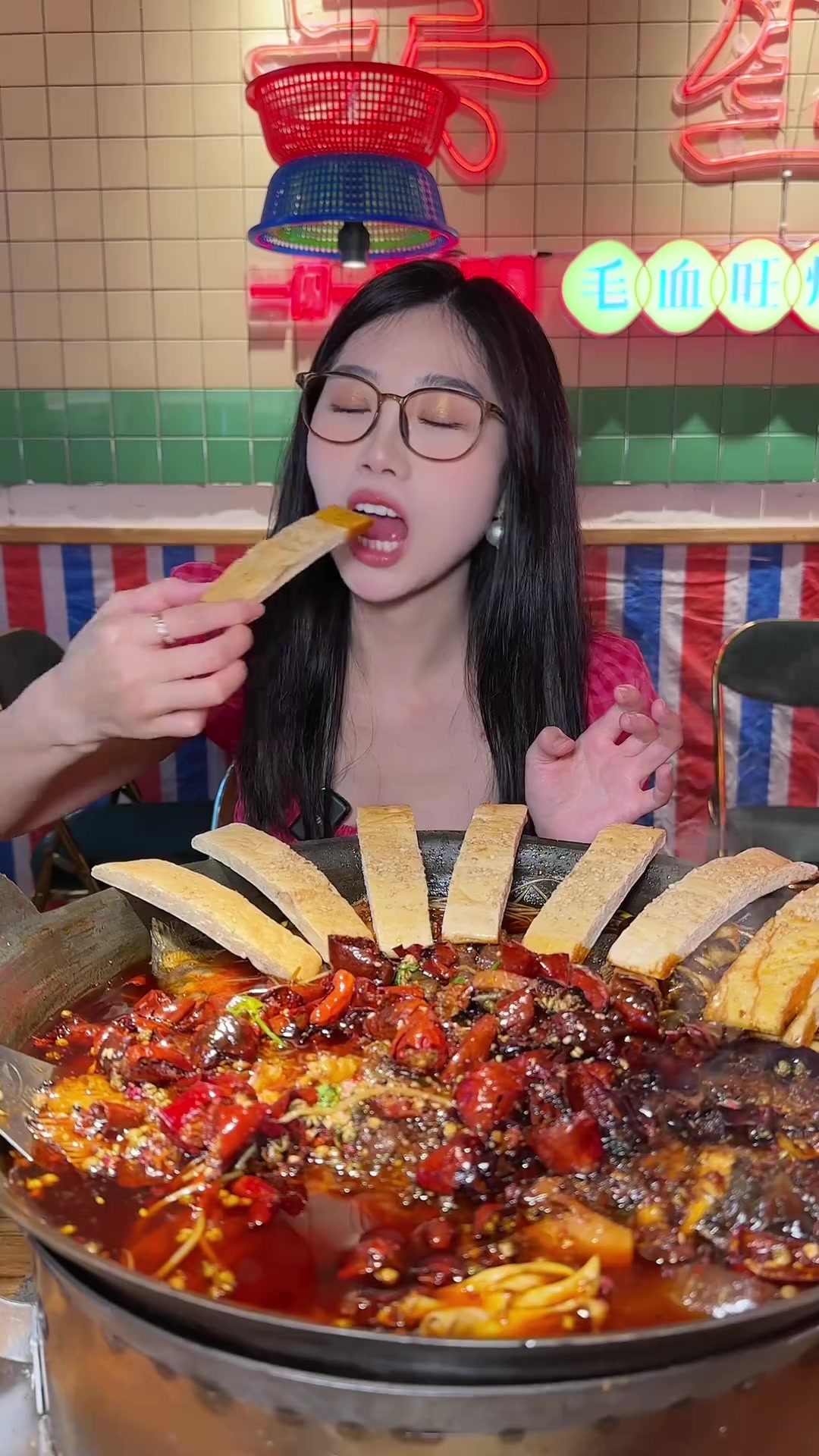 68ma毛血旺烤鱼成都的美食已经nextlevel。吴星星毛血旺烤鱼春日鲜味美食大赏谁懂这