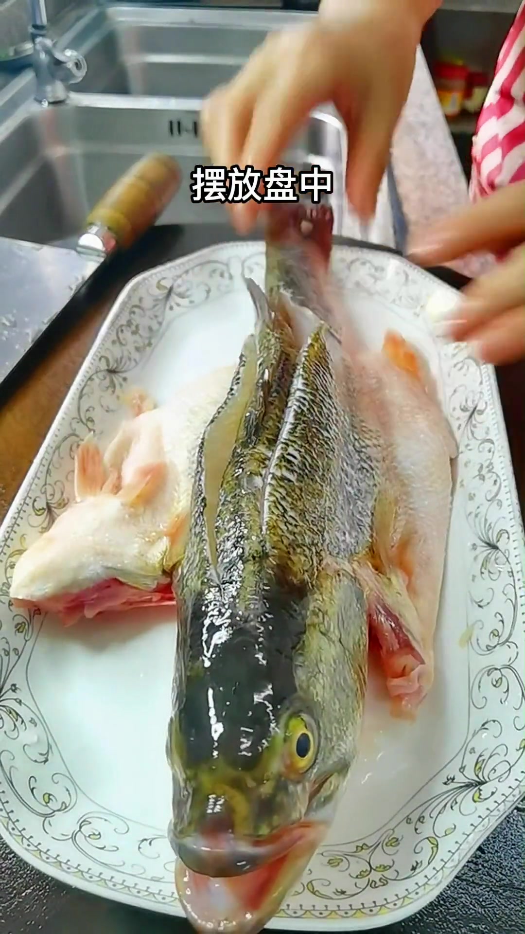 清蒸鲈鱼～改刀摆盘,水开上锅蒸7分钟,鲜嫩美味