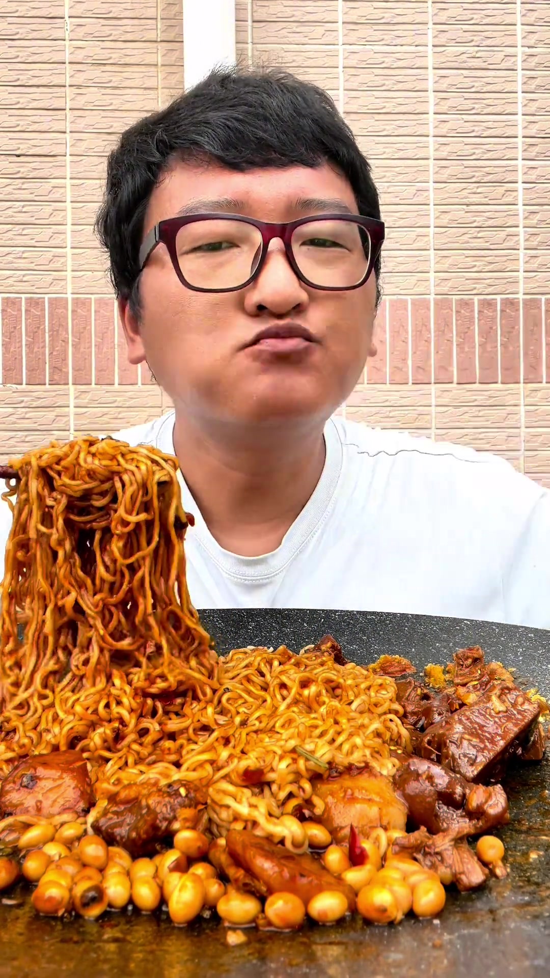 都说海南黄灯笼辣椒酱很辣,今天我配个火鸡面看怎么个事!火鸡面海南黄灯笼辣椒酱美食官