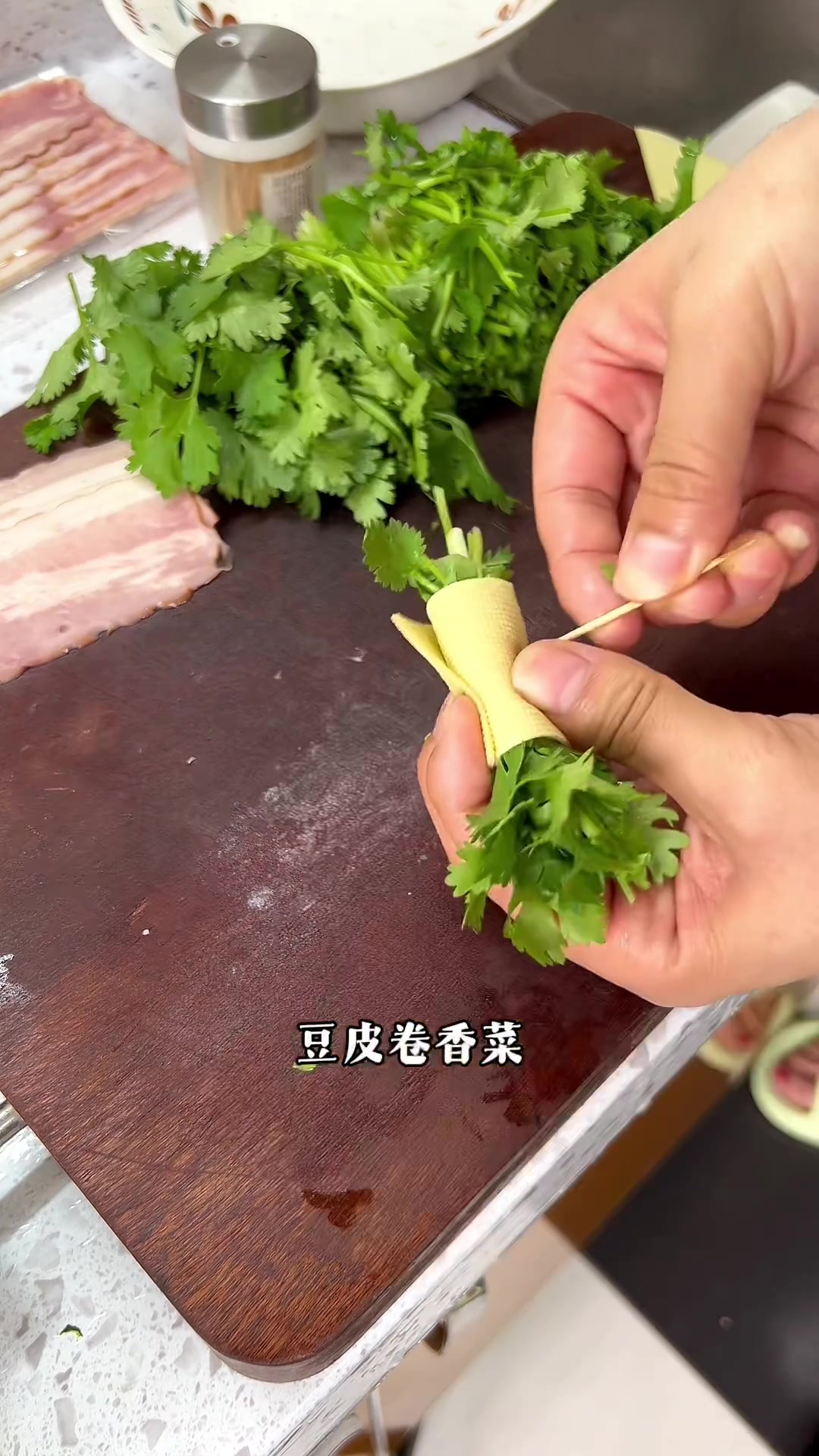 儿子想吃火锅,老王想吃烤肉。我在家忙活半天一次性满足他们俩!我的厨房日记摩飞新款多功能锅